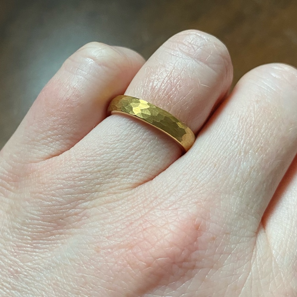 BNWOT 4mm Hammered Tungsten Gold Ring Size 6-6.5